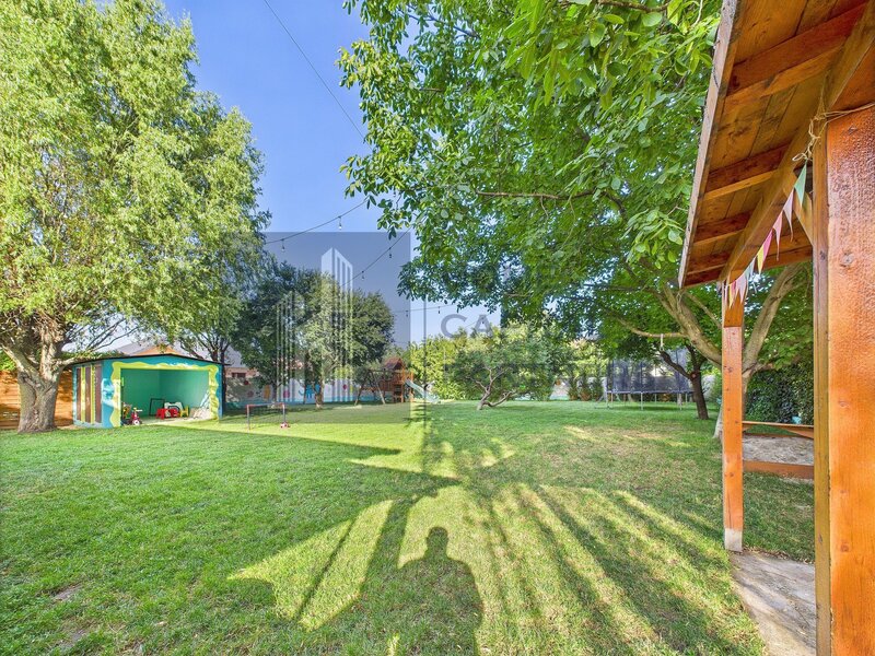 Domnesti Vanzare casa P+M, 7 camere, 4 dormitoare, 4 bai, garaj 3 autoturisme